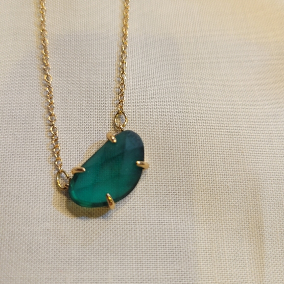 Elegant Green Pendant Necklace - Picture 3 of 7